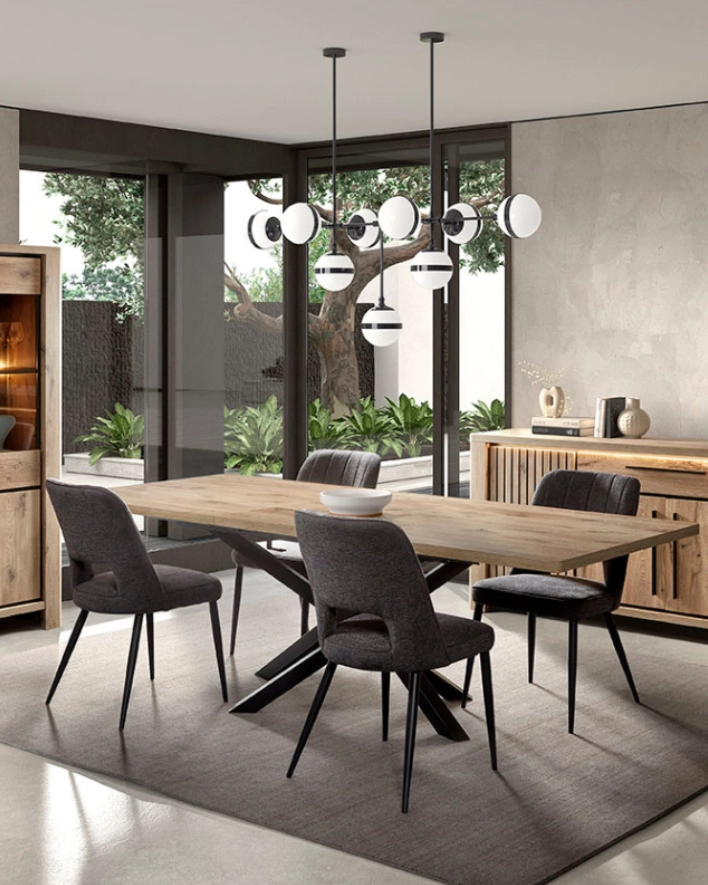 Salle à manger haut de gamme avec table en bois, chaises grises, suspension à globes et tapis